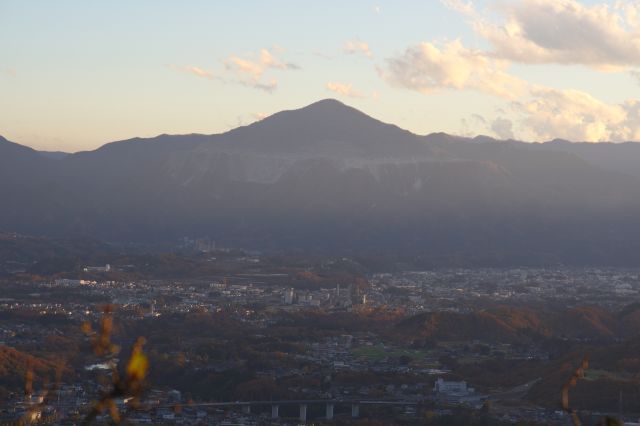 少し大きな山は武甲山。