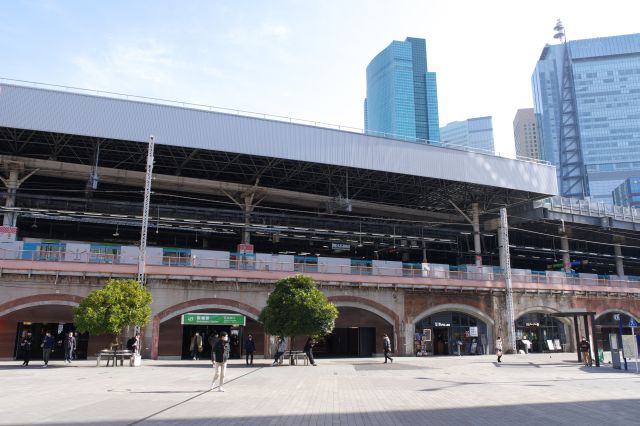JR新橋駅レンガ造りの高架駅。