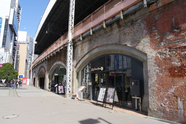 駅はレトロなレンガ造り。連なるアーチに店舗があります。