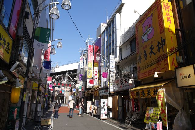 新橋西口通りも多数のお店が連なります。