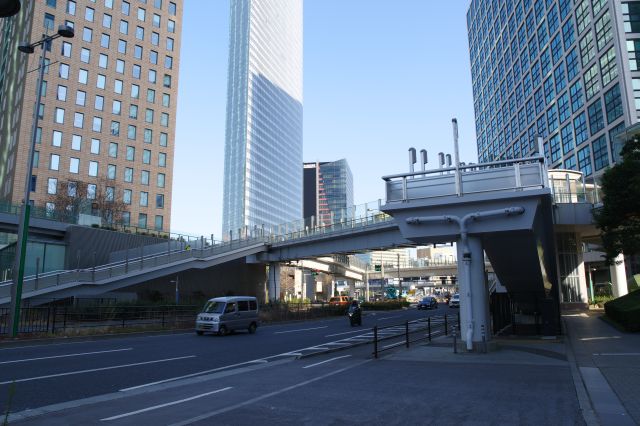 第一京浜側から汐留へ。見上げる高層ビル群と交差点上を囲う歩道橋。