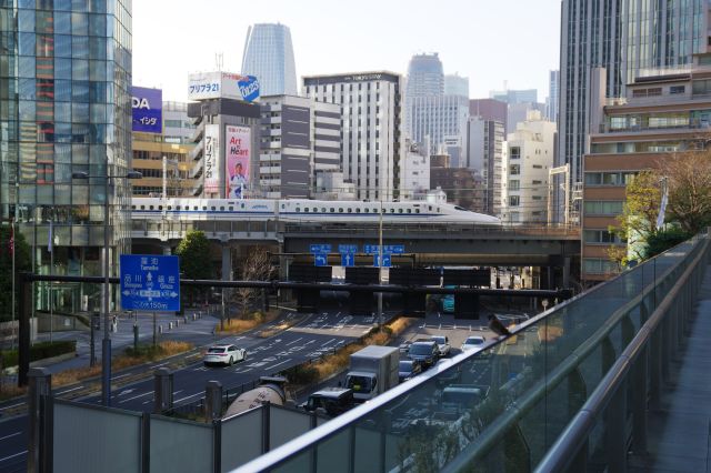 新幹線が走る姿が見えます。