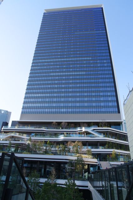 真新しい東京ポートシティ竹芝の高層ビルがあります。