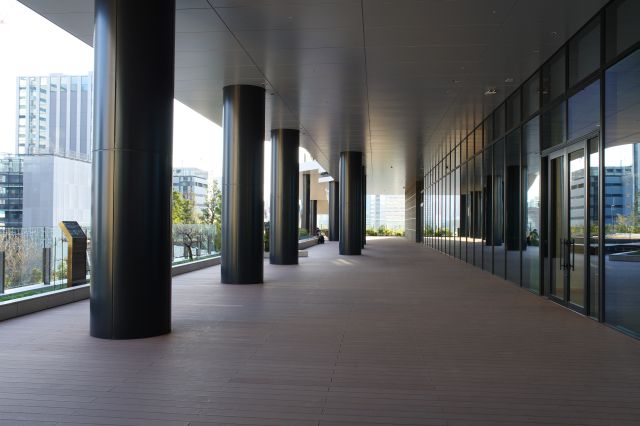 東京都立産業貿易センター浜松町館の前の柱が並ぶ空間。