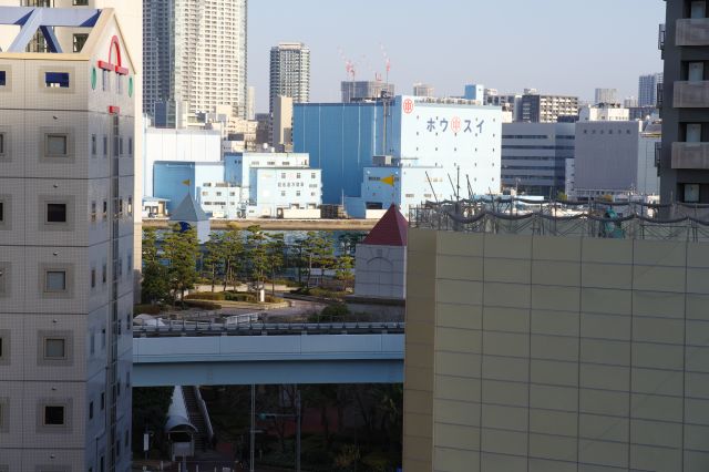 竹芝客船ターミナルの広場と豊海の倉庫群。