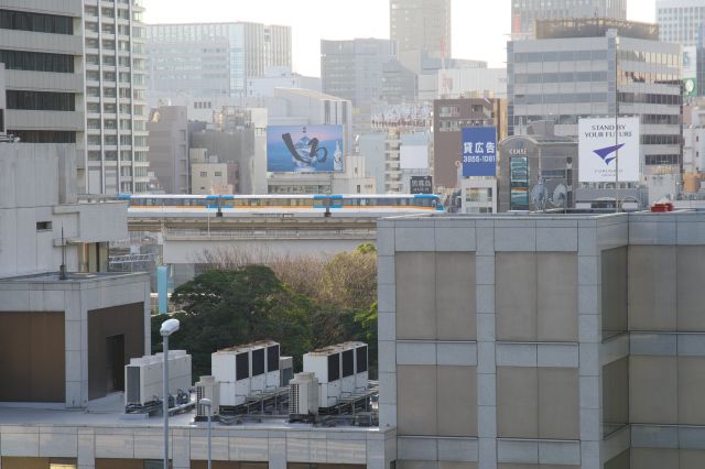 内陸側には東京モノレールも見えます。