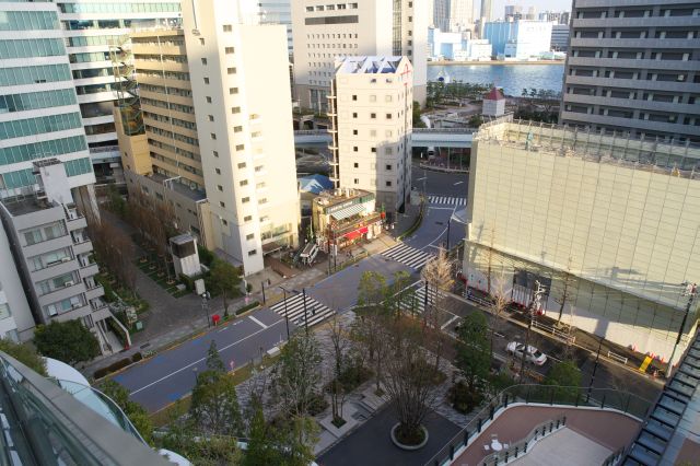 浜松町駅とを結ぶ竹芝通り。