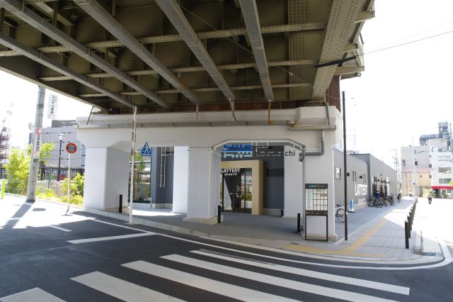 東京スカイツリーから西へ、高架下に商業施設東京ミズマチが現れます。