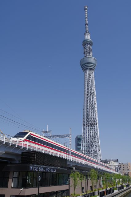 東京スカイツリーと電車を一緒に撮ると絵になります。