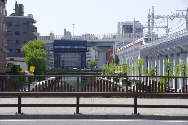 隅田川まで平行する川と鉄道。枕橋と源森川水門。