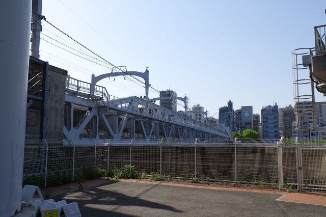 東武線の橋梁が見えます。