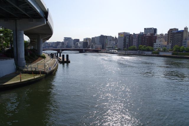 隅田川の開放的な眺め。