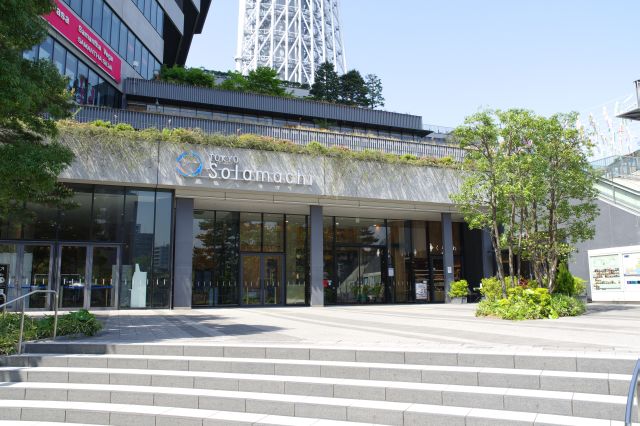 東京スカイツリータウンの東京ソラマチの入口があります。