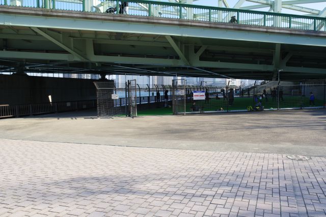 相生橋の下は子供たちがサッカーなどで遊ぶ場所でにぎわう。