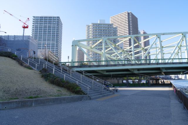 相生橋の付け根、道路への階段があります。