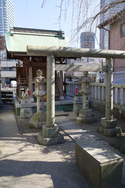 拝殿右奥にある入船稲荷神社は五穀豊穣・産業発展の神様。