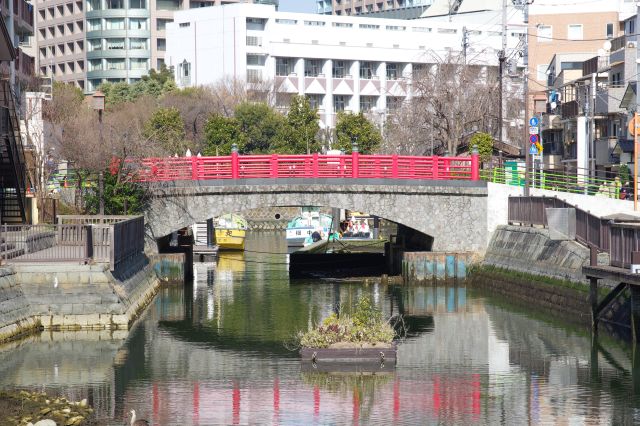 シンボル的な赤い佃小橋。