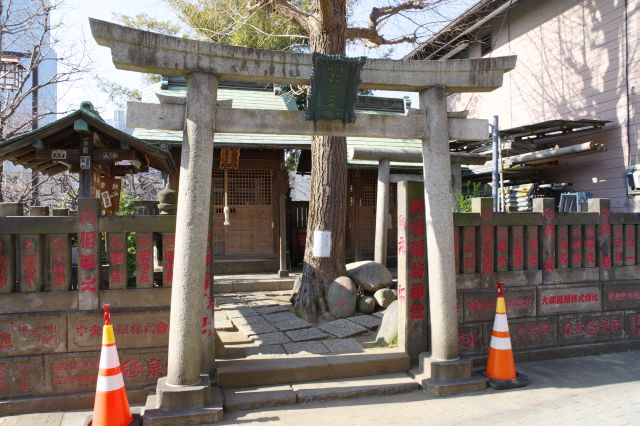 鳥居を共有する於咲稲荷・波除稲荷神社が堀に向かってコンパクトに佇む。