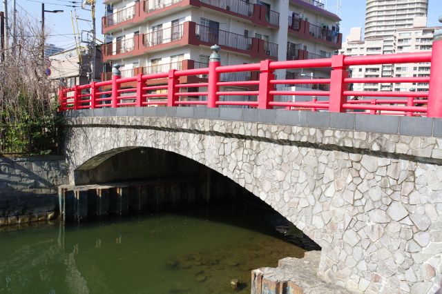 佃小橋へ。印象的な赤い欄干のアーチ型の橋。
