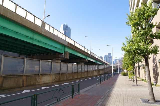 地下鉄月島駅から北側へ。佃大橋へ続く高架線沿いを歩きます。