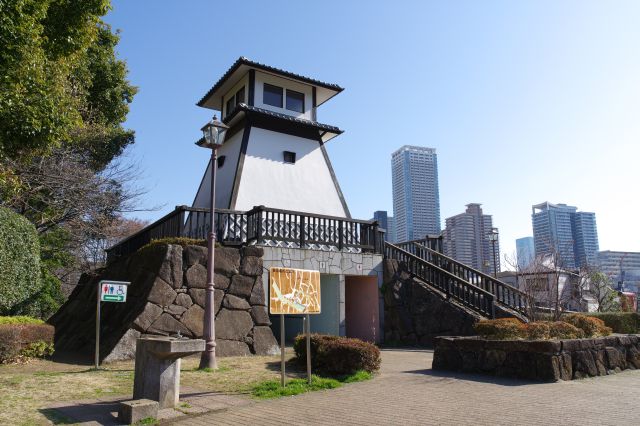 石川島灯台、下は公衆トイレ。