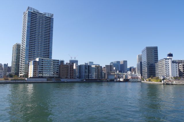 対岸の風景、亀島川水門付近。