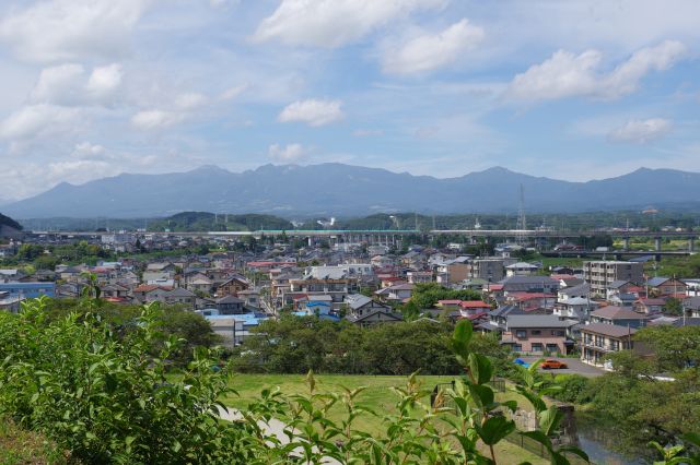 北側の眺めが良く、町並みと山並と東北新幹線が走る姿も見られました。