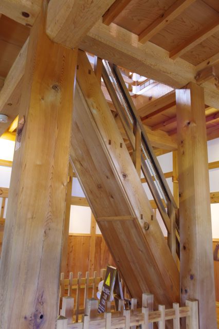 木造による再建ですが、現存天守に多い急階段があります。