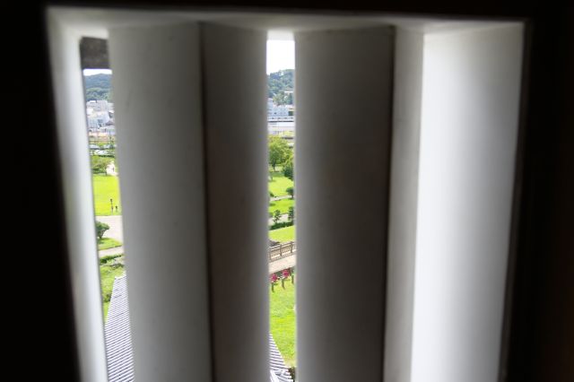 格子窓から本丸、二の丸方面、視界は狭目です。