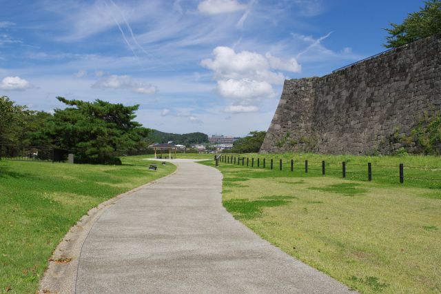 北側へ曲がり公園のような道を進みます。右手の石垣は富士見櫓跡と雪見櫓跡の間の部分。