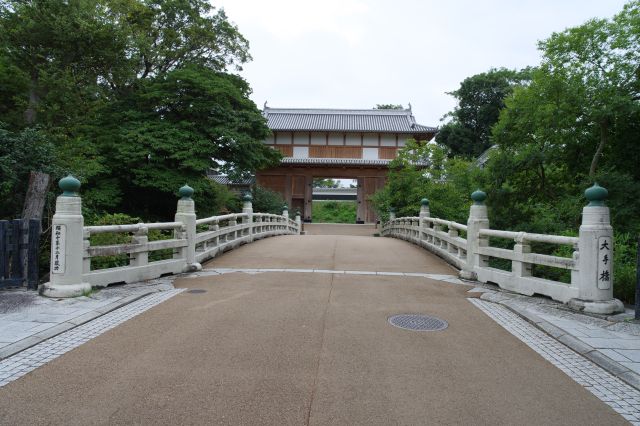 弘道館を背後に橋の先には大手門があります。