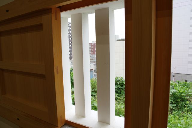 格子窓から覗く水戸駅方面。