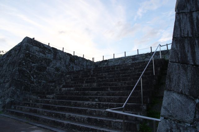 本丸の石垣の南東に開いた入口の階段を登ります。
