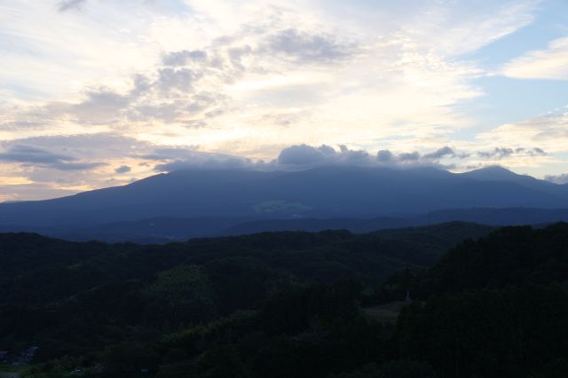 雄大な安達太良山と夕陽に輝く空が美しい。