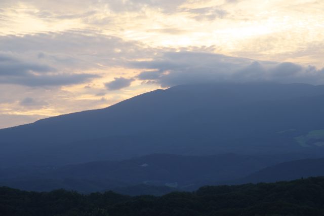 山の稜線に沈んだ夕陽がきれい。