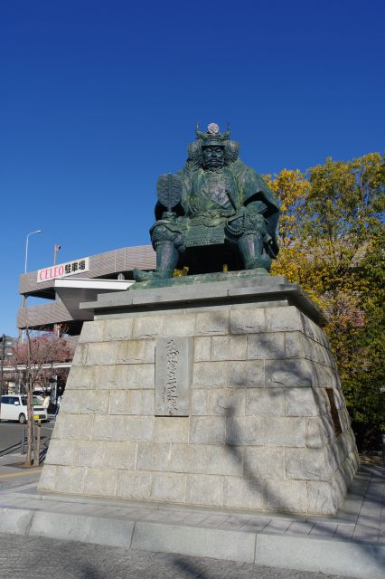 西側には竹田信玄公像があります。