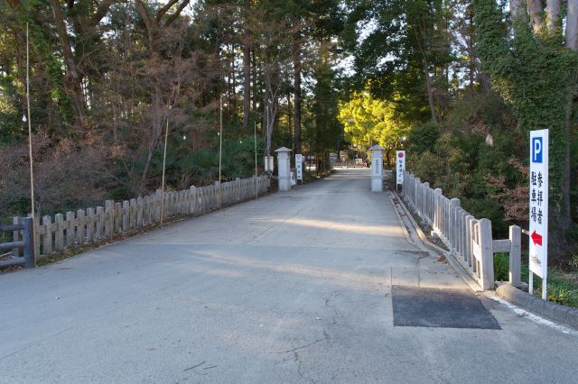武田神社の東側の出入口、駐車場があります。