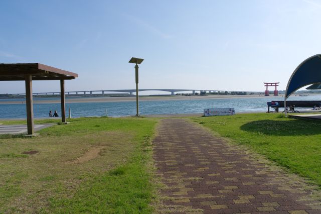 海風が強く吹き付ける弁天島では新幹線の振動も定期的に起こります。海浜公園へ進みます。