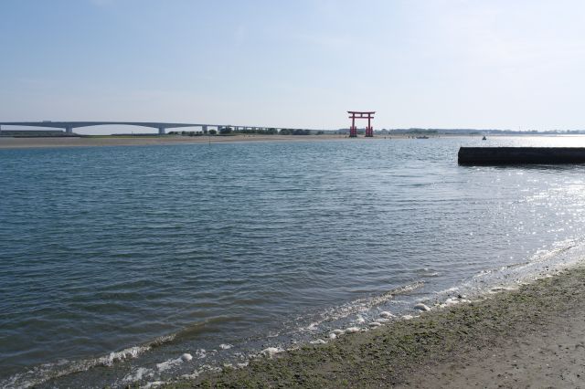穏やかに波が押し寄せる開放的な湖上には浜名大橋と赤い鳥居が印象的です。