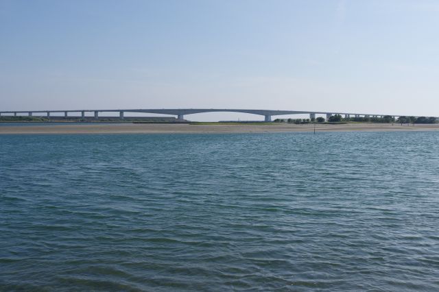 湖口を渡す浜名大橋。