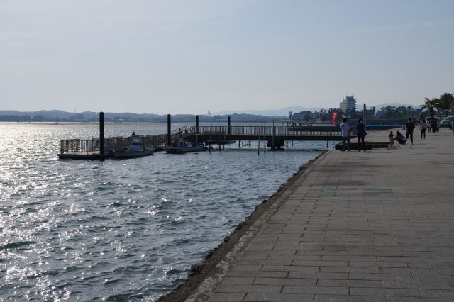 中央付近は岸壁で桟橋があります。