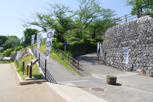 浜松城公園にある浜松城へ南東側から入ります。