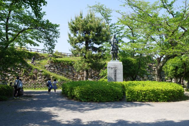 徳川家康の像があります。
