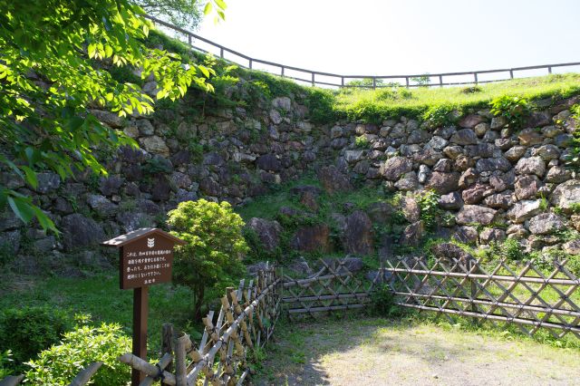 富士見櫓と天守門の間の通路の石垣。
