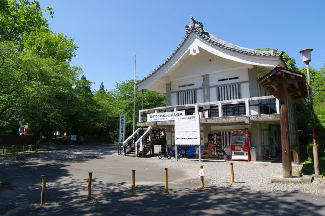 駐車場付近、本丸の北側に長篠城址史跡保存館があります。100名城スタンプはここに。