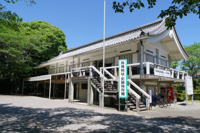 長篠城址史跡保存館。1階にはお手洗いがあります。