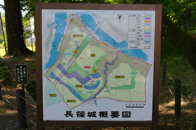 長篠城概要図の看板。まずは本丸の主郭へ向かいます。