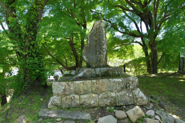長篠城址の石碑。