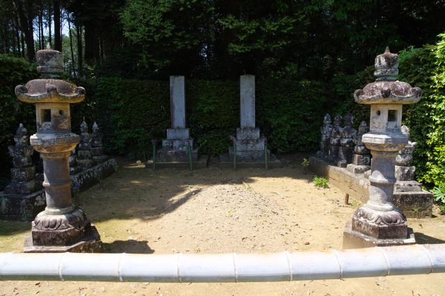 井伊氏歴代墓所、本堂側に向いて静かに並びます。