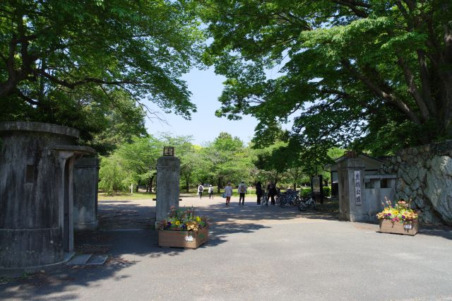 豊橋公園の入口、歴史ありそうな雰囲気です。左には歩兵第18連隊の哨舎跡。